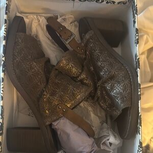 Women's Brown Textured Sandals